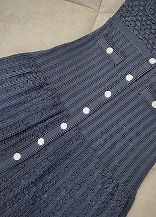 Базовое черное длинное платье клеш без рукавов sandro с перфорациями