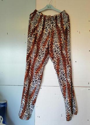 Летние легкие крепдешиновые длинные брюки палаццо в хищный принт лео леопард