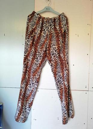 Летние легкие крепдешиновые длинные брюки палаццо в хищный принт лео леопард2 фото