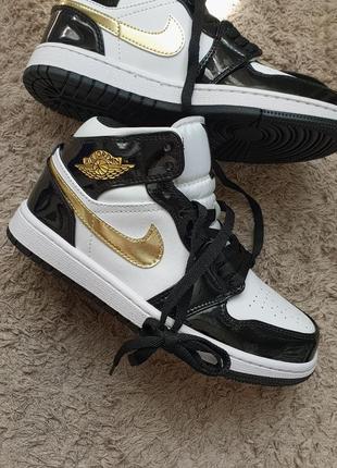 Кроссовки nike air jordan 1 mid 
•patent golden black•10 фото