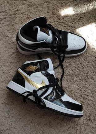 Кроссовки nike air jordan 1 mid 
•patent golden black•