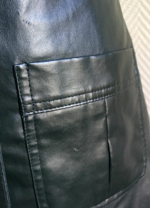 Уценка! изумрудный кожаный приталенный удлиненный жилет с пояском темно зеленый10 фото