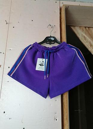 Яскраві шортики із сріблястими лампасами  яркие шортики с серебристыми лампасами