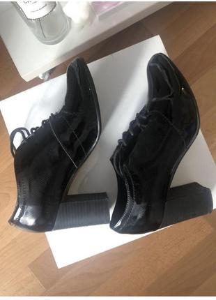Черные кожаные лакированные туфли полуботинки ботильоны4 фото