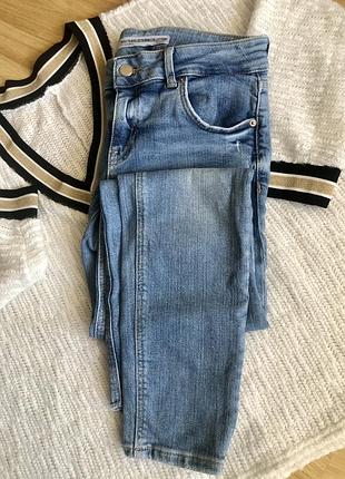 Джинсы с рваными дефектами бренда zara