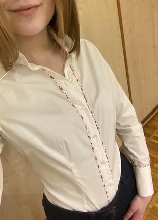 Изумительная белая рубашка от люкс бренда hawes&curtis с красным декором3 фото