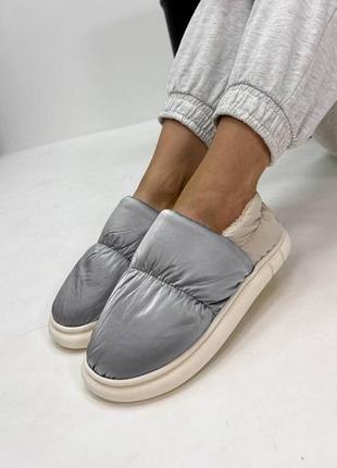 Серые серебряные зимние тапочки дутики уличные на меху