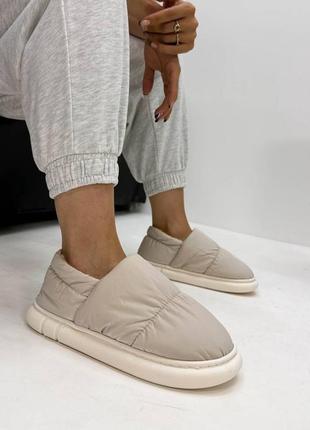 Бежевые зимние тапочки дутики уличные на меху