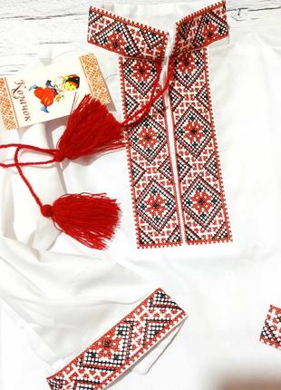 Белая детская вышиванка с красной вышивкой длинным рукавом на мальчика2 фото