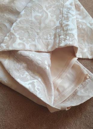 Шикарное элегантное качественное кремовое фактурное платье футляр миди от amy childs5 фото