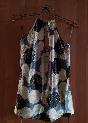 Атласна блузка в квіточку з стильним аксесуаром на шиї