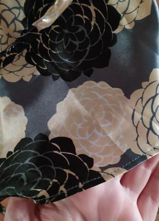 Атласна блузка в квіточку з стильним аксесуаром на шиї7 фото
