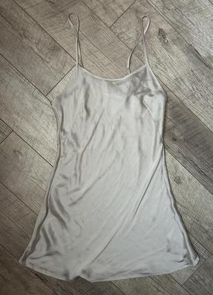 Атласное шелковое ночное платье телесного цвета на бретелях1 фото