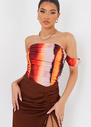 Коротий кольоровий топ, блуза жіноча зі спущеними рукавами prettylittlething