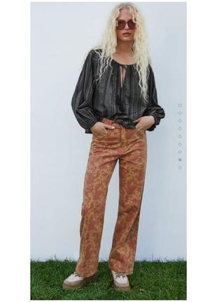 В наличии джинсы с орнаментом