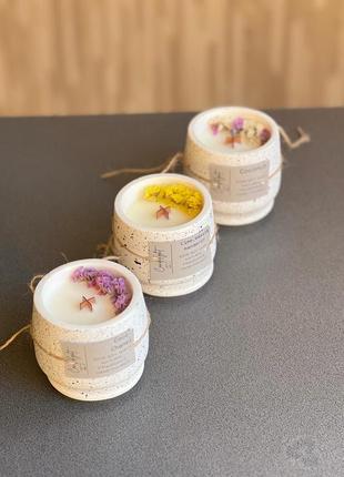 Свеча в гипсовом кашпо