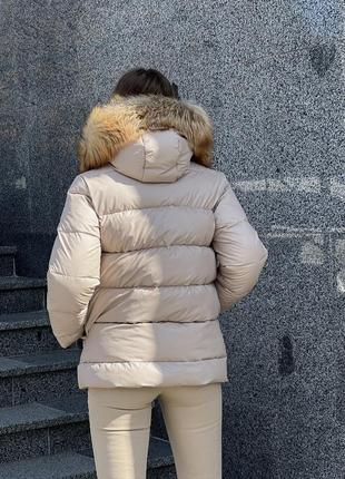 Зимняя женская бежевая короткая теплая куртка пуховик с роскошный натуральным мехом3 фото