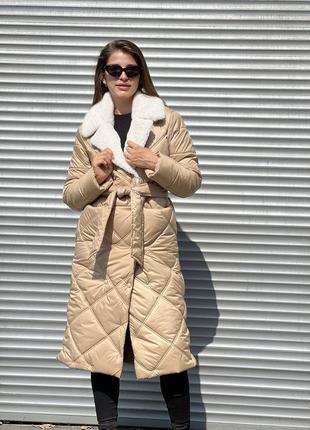 Женское длинное стеганное зимнее классическое пальто с меховый вороткиком