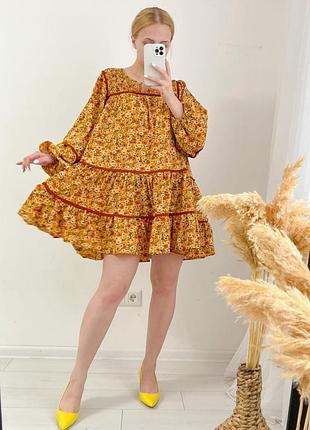 Желтое платье с цветочным принтом