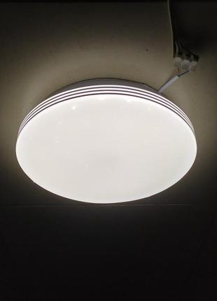 Невелика світлодіодна люстра світильник — можливий монтаж на стіну як бра
