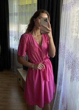 Платье из прошивки, розовое платье с вышивкой от бренда vero moda4 фото