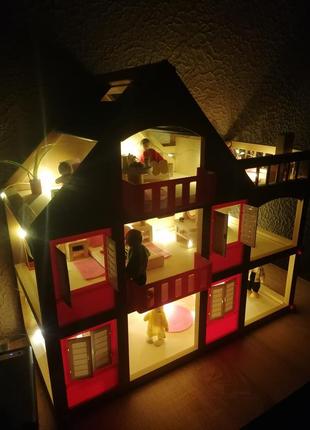 Ляльковий будинок з меблями та ляльками.10 фото
