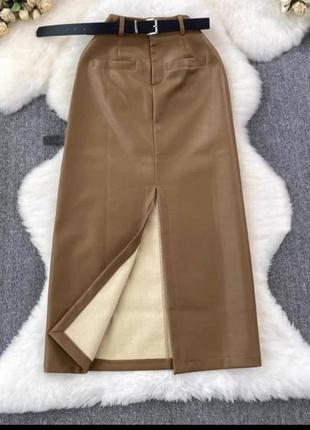 Утепленная длинная меди бежевая юбка с эко кожи весна осень 20233 фото