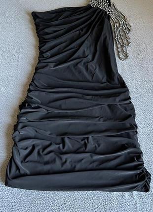 Ефектна сукня на одне плече з декором4 фото