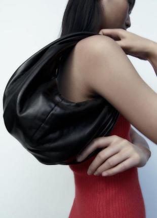 Zara мягкая овальная сумка-мешок круассан1 фото