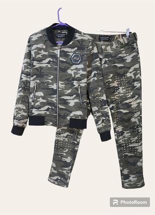 Костюм джинсовый милитари, костюм с брюками и металлическими шипами