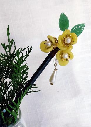 Шпилька для волосся на дерев'яній основі "жовта квітка"