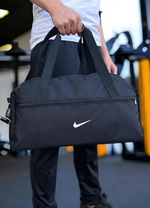 Небольшая спортивная черная сумка nike. сумка для тренировок, фитнес сумка