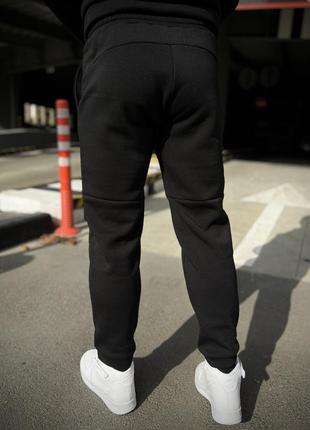 Зимові базові однотонні спортивні штани з начосом чорного кольору / чоловічі чорні штани на флісі2 фото
