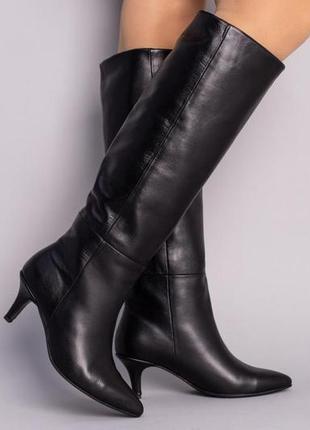 Сапоги-трубы женские кожаные черные на небольшом каблуке