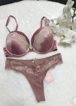 Комплект белья цвета пудра шелковистый бюстгалтер от дорогого бренда ganet reger и трусики стринги от boux avenue