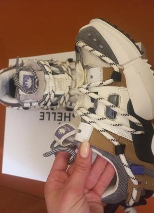 Стильні актуальні кросівки