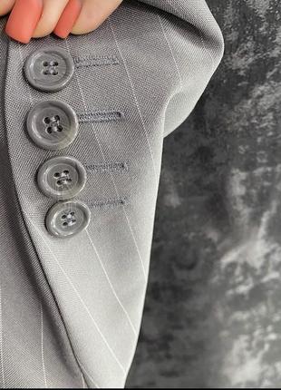 Сірий піджак у смужку з чоловічого плеча4 фото