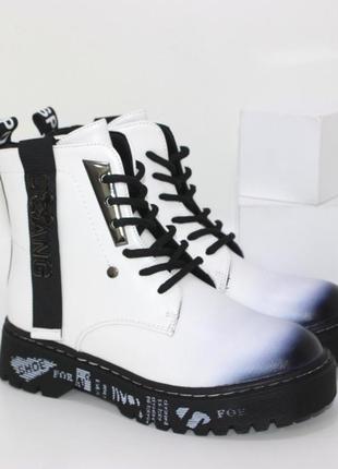Белые модные осенние ботинки для девочек на черной подошве
