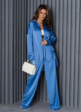 Блакитний шовковий костюм у піжамному стилі
