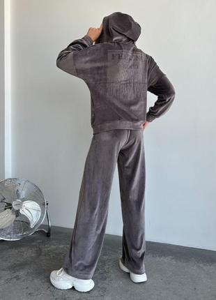 Коричневый велюровый спортивный костюм на молнии4 фото