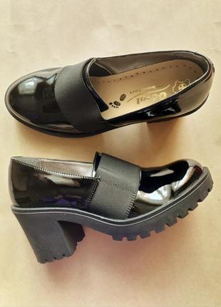 Туфли черные на каблуке лакированные новые