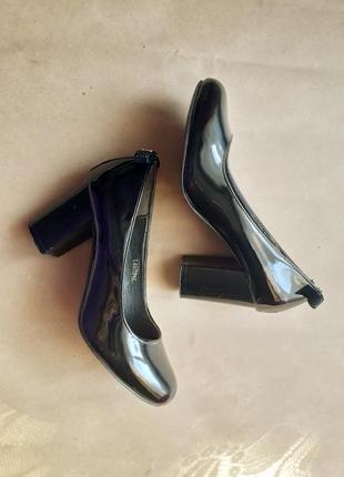 Туфли черные лакированные на каблуке с бантиком и блестками1 фото
