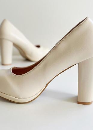 Женские матовые бежевые туфли на среднем устойчивом каблуке