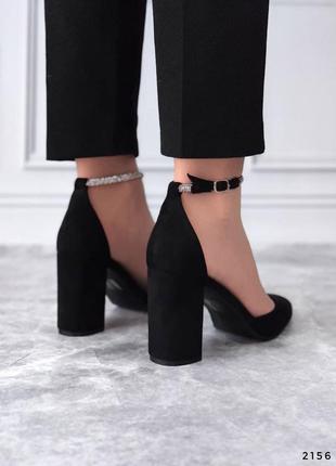 Женские черные замшевые туфли на каблуке с ремешком в камешках