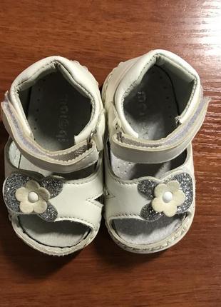 Кожаные босоножки для первых шагов