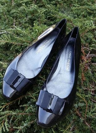 Невероятно красивые кожаные лаковые туфли с бантиком от известного бренда.