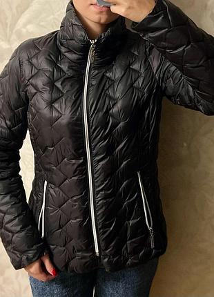 Легкий черный пуховик betsey johnson