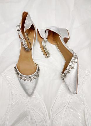 Весільні атласні туфлі для нареченої квадратні підбори 4 см1 фото