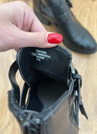 Черные ботинки с вырезами на боках2 фото