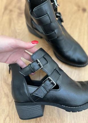 Черные ботинки с вырезами на боках